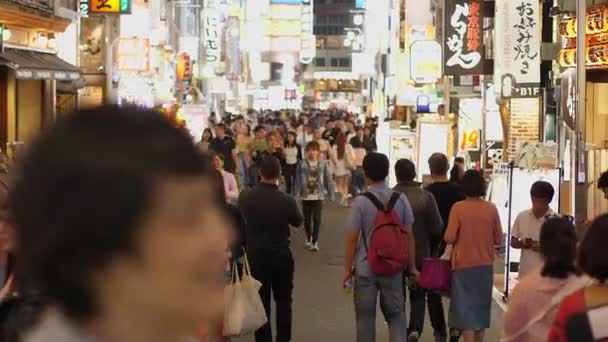 Vida nocturna popular en Tokio - la ajetreada zona de Shinjuku - TOKYO, JAPÓN - 17 DE JUNIO DE 2018 — Vídeos de Stock