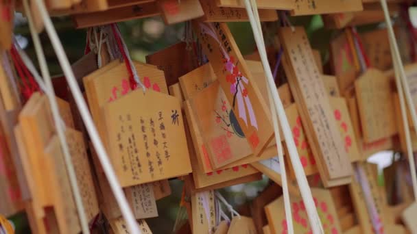 Życzenia, napisany na drewnianych deskach w buddyjskiej świątyni w Japonii - Tokio, Japonia - 12 czerwca 2018 r. — Wideo stockowe