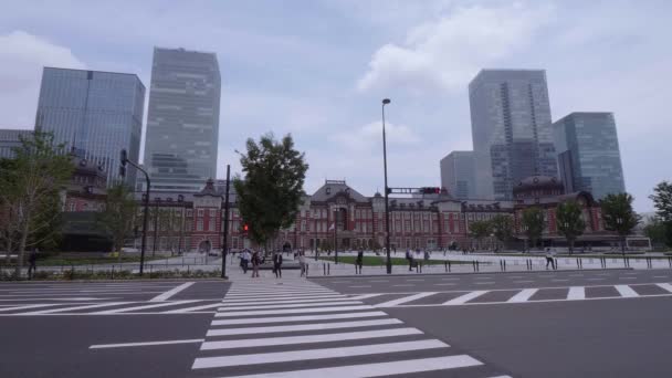 Современное офисное здание на станции Токио - ТОКИО, ЯПОНИЯ - 12 июня 2018 года — стоковое видео