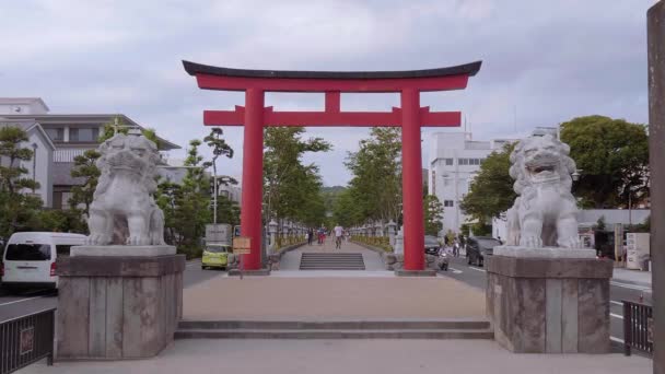 Typiska japanska Red Gate i gatorna av Kamakura kallas Torii Gate - Tokyo, Japan - 12 juni 2018 — Stockvideo