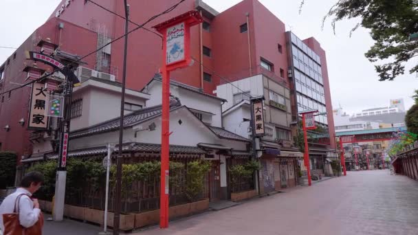 Bairro histórico com antigas casas tradicionais japonesas de madeira em Tóquio Asakusa - TOKYO, JAPÃO - JUNHO 12, 2018 — Vídeo de Stock