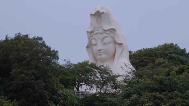 Ofuna rzeźba i pomnik na wzgórzu - Ofuna Kannon — Wideo stockowe