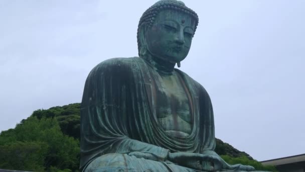 Meest beroemde bezienswaardigheid in Kamakura - de grote Boeddha Daibutsu — Stockvideo