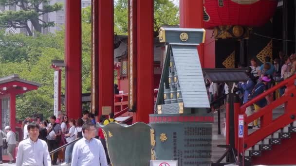 Kuil paling terkenal di Tokyo - Kuil Senso-Ji di Asakusa - TOKYO, JAPAN - JUNE 12, 2018 — Stok Video