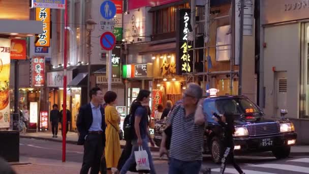 夜间涉谷--东京的一个繁忙的地方--日本东京--2018年6月12日 — 图库视频影像