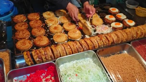 Traditionelle japanische Streetfood-Zubereitung und -Verkauf — Stockvideo