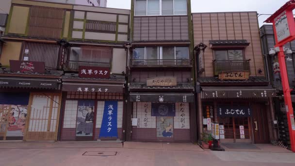Historisches viertel mit alten traditionellen japanischen hölzernen häusern in tokyo asakusa - tokyo, japan - 12. juni 2018 — Stockvideo
