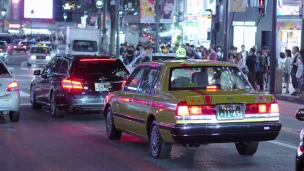 Shibuya på natten - en hektisk plats i Tokyo - Tokyo, Japan - 12 juni 2018 — Stockvideo