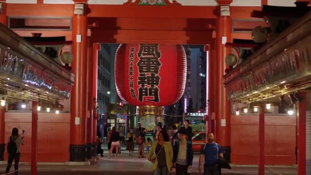 Kuil paling terkenal di Tokyo - Kuil Senso-Ji di malam hari - TOKYO, JAPAN - JUNE 12, 2018 — Stok Video