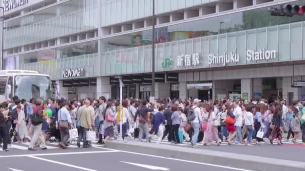 Dworzec Shinjuku w Tokio - Stacja kolejowa zajęty - Tokio, Japonia - 17 czerwca 2018 r. — Wideo stockowe