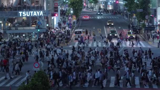 Centinaia di persone che attraversano la strada a Tokyo Shibuya - TOKYO, GIAPPONE - 12 GIUGNO 2018 — Video Stock
