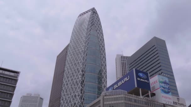Cocoon Tower llamado Tokyo Mode Gakuen - edificio famoso en la ciudad - TOKYO, JAPÓN - 17 DE JUNIO DE 2018 — Vídeo de stock