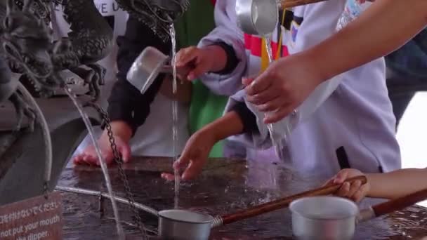 Fonte de purificação ritual em um templo japonês — Vídeo de Stock