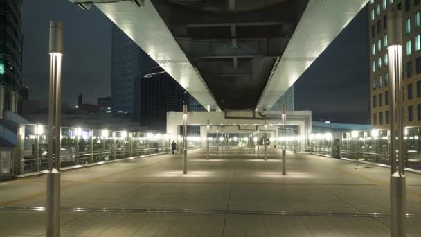 Moderne Shimbashi Station in Tokyo bij nacht - indrukwekkende architectuur - Tokio, Japan - 12 juni, 2018 — Stockvideo