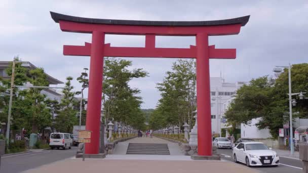 Typische Japanse Red Gate in de straten van Kamakura riep Torii poort - Tokio, Japan - 12 juni, 2018 — Stockvideo