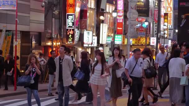 晚上穿过涉谷的人群--日本东京--2018年6月12日 — 图库视频影像