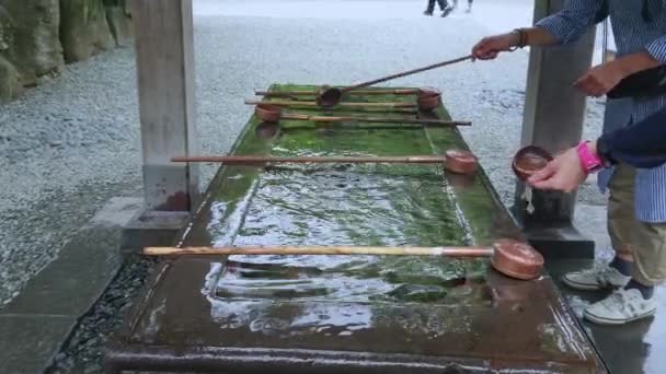 Fontaine de purification rituelle dans un temple japonais — Video