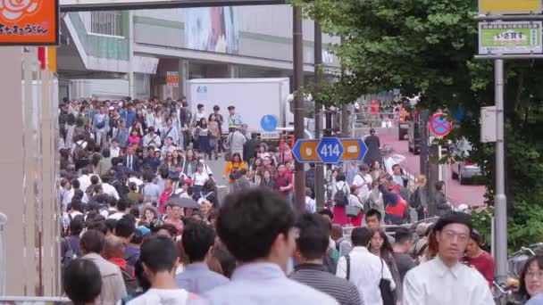 Caminhando pela cidade de Shinjuku - um bairro movimentado em Tóquio - TOKYO, JAPÃO - JUNHO 17, 2018 — Vídeo de Stock