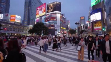 Shibuya, Tokyo - meşgul yer - Tokyo, Japonya - 12 Haziran 2018 Crossing