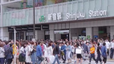 Shinjuku Station Tokyo - meşgul Tren İstasyonu - Tokyo, Japonya - 17 Haziran 2018