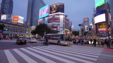 Shibuya, Tokyo - meşgul yer - Tokyo, Japonya - 12 Haziran 2018 Crossing