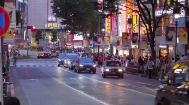 Gece - Tokyo-Tokyo, Japonya - 12 Haziran 2018 yoğun bir bölge Shibuya sokak görünümü