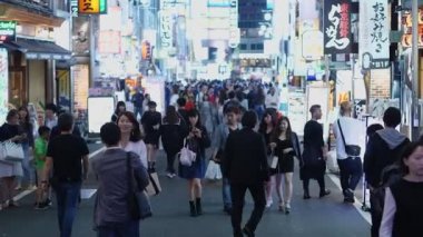 Popüler gece hayatı Tokyo - Shinjuku meşgul alanı - Tokyo, Japonya - 17 Haziran 2018