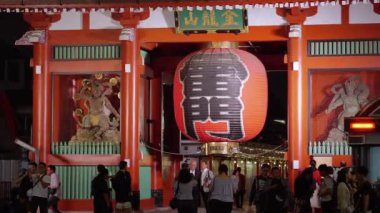 Tokyo - Tokyo, Japonya - 12 Haziran 2018 Senso-ji Tapınağı'nda büyük kağıt fener