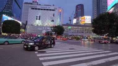 Shibuya, Tokyo - meşgul yer - Tokyo, Japonya - 12 Haziran 2018 Crossing