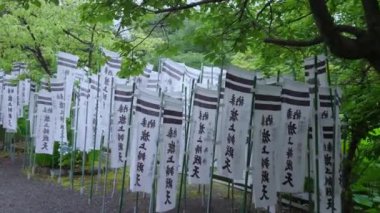 Kamakura Şinto bir tapınak bayraklar yolunu