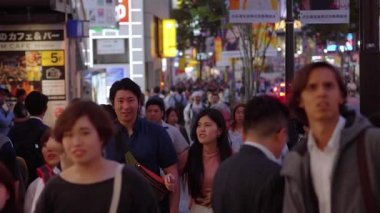 İnsanlar gece - Tokyo, Japonya - 12 Haziran 2018 Tokyo sokakta kitle