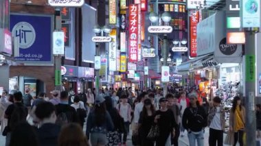 Shibuya geceleri - Tokyo - Tokyo, Japonya - 12 Haziran 2018 yoğun bir yerde