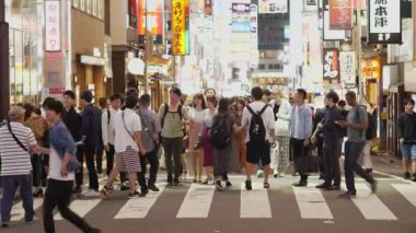 Gece - gece hayatı - Tokyo, Japonya - 17 Haziran 2018 için meşgul bir yer Shinjuku Tokyo