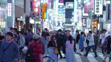 Popüler gece hayatı Tokyo - Shinjuku meşgul alanı - Tokyo, Japonya - 17 Haziran 2018