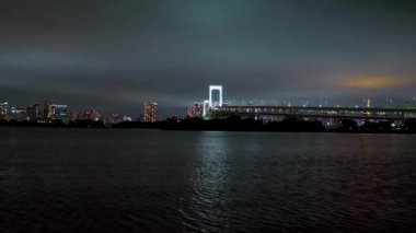 Gökkuşağı Köprüsü ve Tokyo siluetinin gece - güzel Odaiba görüntülemek