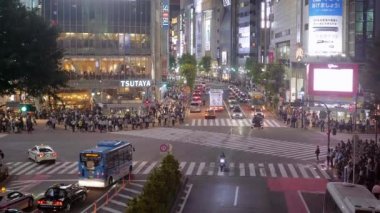 Gece - Tokyo-Tokyo, Japonya - 12 Haziran 2018 yoğun bir bölge Shibuya sokak görünümü