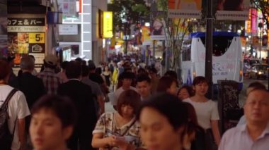İnsanlar gece - Tokyo, Japonya - 12 Haziran 2018 Tokyo sokakta kitle