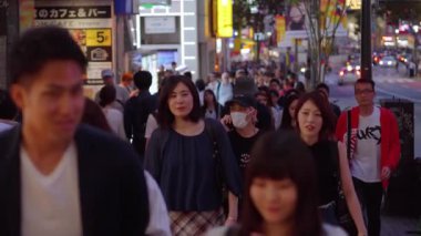 İnsanlar gece - Tokyo, Japonya - 12 Haziran 2018 Tokyo sokakta kitle