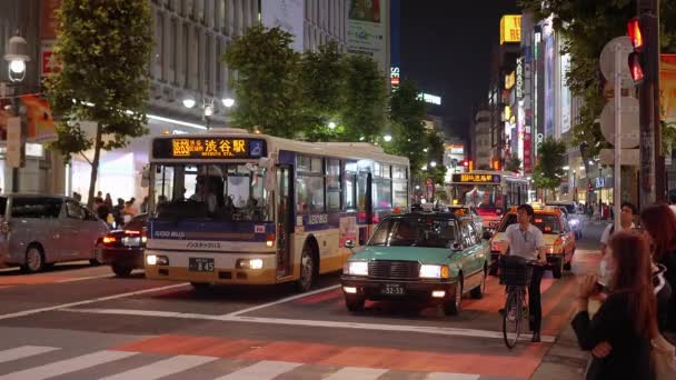 Mening van de straat van Shibuya nachts - een drukke wijk in Tokio-Tokio, Japan - 12 juni, 2018 — Stockvideo