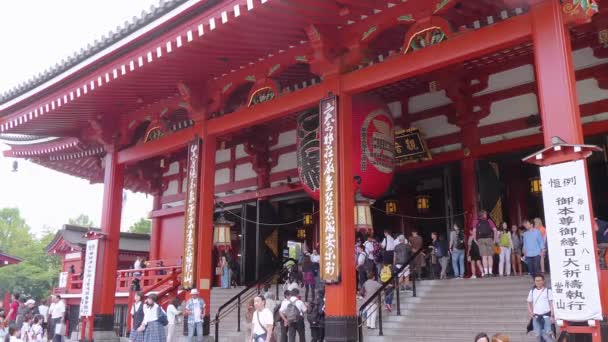 Kuil paling terkenal di Tokyo - Kuil Senso-Ji di Asakusa - TOKYO, JAPAN - JUNE 12, 2018 — Stok Video