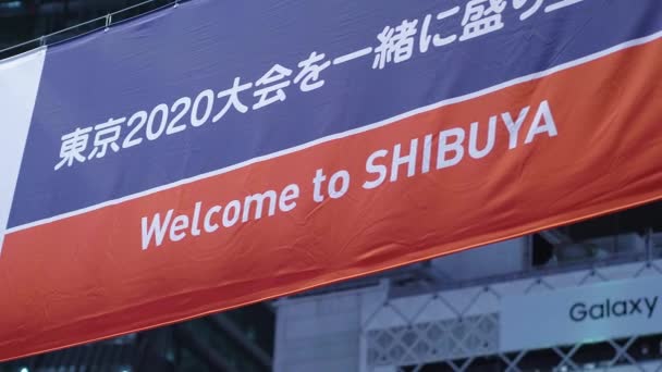Добро пожаловать в Токио Сибуя - популярное место в городе - ТОКИО, Япония - 12 июня 2018 года — стоковое видео