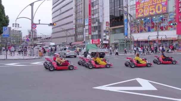 Tokyo Ueno district - vista de la calle con carteles publicitarios - TOKYO, JAPÓN - 12 DE JUNIO DE 2018 — Vídeos de Stock