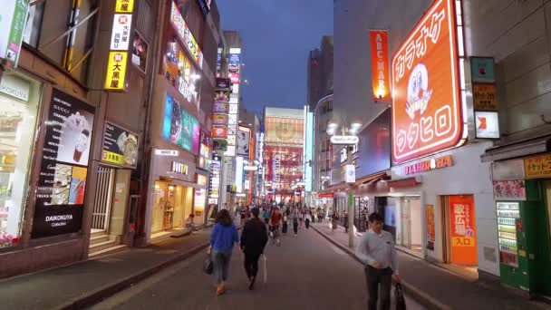 Ласкаво просимо до Shibuya - зайнятий район у Токіо - Токіо, Японія - 12 червня 2018 — стокове відео