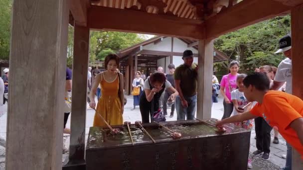 Fuente de purificación ritual en un templo japonés - TOKYO, JAPÓN - 12 DE JUNIO DE 2018 — Vídeo de stock