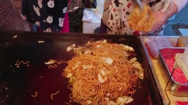 Fideos tradicionales japoneses de comida callejera con verduras — Vídeo de stock