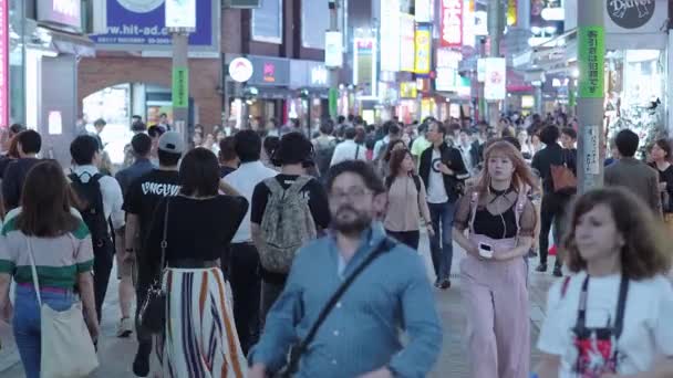 Shibuya вночі - зайнятий місце у Токіо - Токіо, Японія - 12 червня 2018 — стокове відео