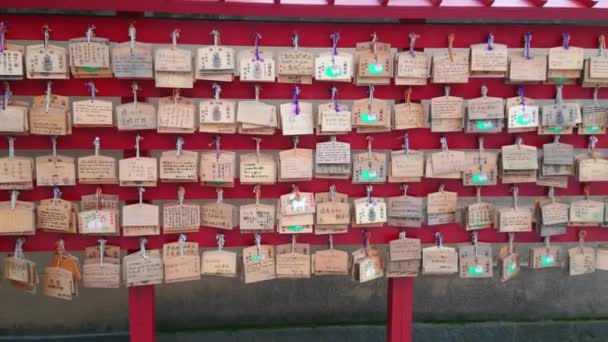 Deseos escritos en planchas de madera en un templo budista en Japón — Vídeo de stock