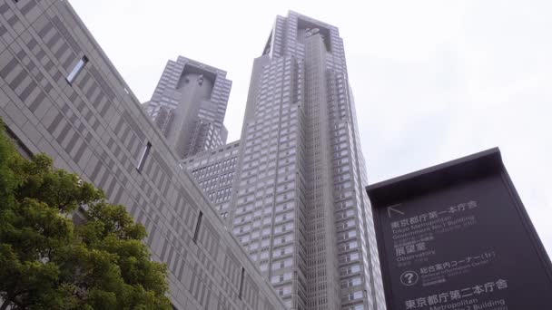 Shinjuku Tokyo, Japonya - 17 Haziran 2018 yılında Tokyo Metropolitan hükümet binası — Stok video