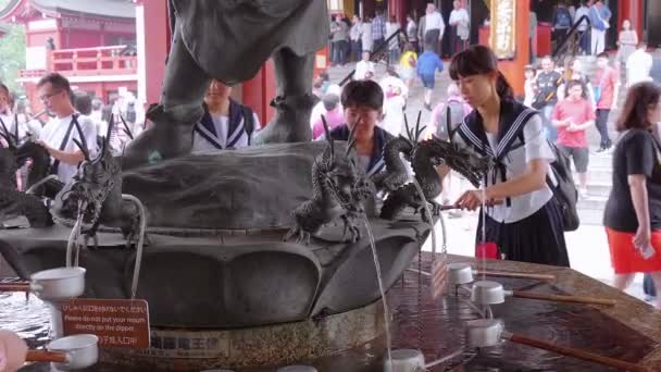 Rituele zuivering fontein op een Japans tempel - Tokio, Japan - 12 juni, 2018 — Stockvideo