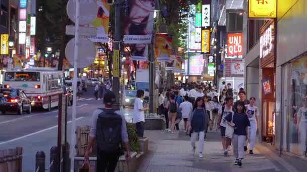 夜间涉谷--东京的一个繁忙的地方--日本东京--2018年6月12日 — 图库视频影像